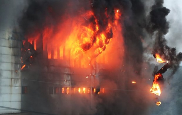 Hàn Quốc: Chưa khống chế được vụ cháy kho hàng sau một ngày bùng phát - Ảnh 1.