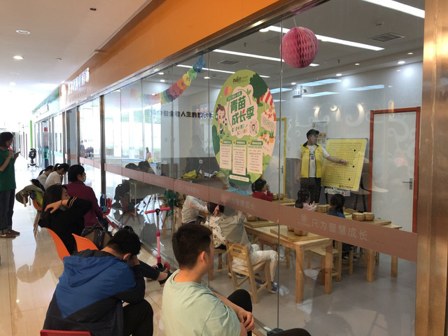  Cuộc chạy đua của các phụ huynh Trung Quốc: Luyện con thành “gà nòi” để cao hơn, giỏi hơn, mạnh hơn và những vòng luẩn quẩn không hồi kết  - Ảnh 1.