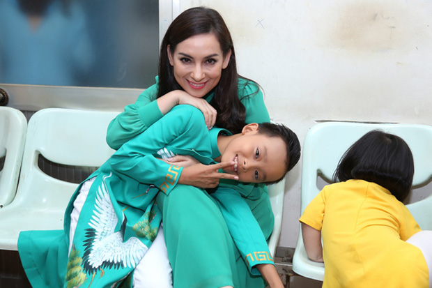 NS Duy Phương chỉ trích thẳng mặt Phi Nhung về lùm xùm: Phi Nhung nhận Hồ Văn Cường làm con nuôi có gì đó khúc mắc - Ảnh 4. NS Duy Phương chỉ trích thẳng mặt Phi Nhung về lùm xùm: Phi Nhung nhận Hồ Văn Cường làm con nuôi có gì đó khúc mắc - Ảnh 4.