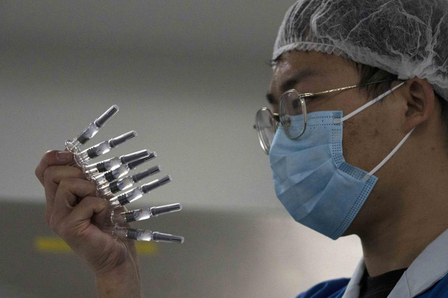 Tiêm vaccine thần tốc, hơn 1,4 tỷ dân Trung Quốc sống chung an toàn với COVID-19 - Ảnh 1.