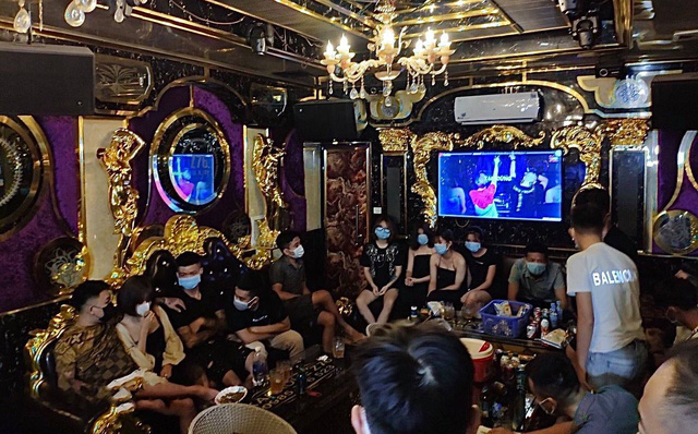  Giữa mùa dịch COVID-19, 20 nam thanh nữ tú ở Lào Cai tụ tập hát karaoke - Ảnh 1.