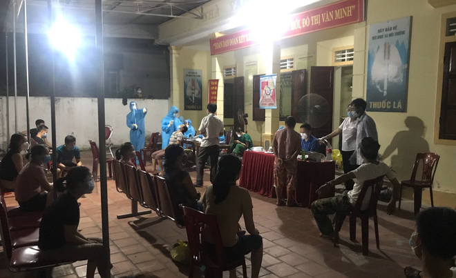 X&uacute;c động h&igrave;nh ảnh những nh&acirc;n vi&ecirc;n y tế mệt lả sau khi lấy mẫu, ngủ tạm ở vỉa h&egrave; l&uacute;c 3 giờ s&aacute;ng - Ảnh 3.