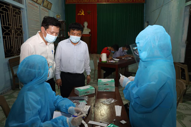 X&uacute;c động h&igrave;nh ảnh những nh&acirc;n vi&ecirc;n y tế mệt lả sau khi lấy mẫu, ngủ tạm ở vỉa h&egrave; l&uacute;c 3 giờ s&aacute;ng - Ảnh 5.
