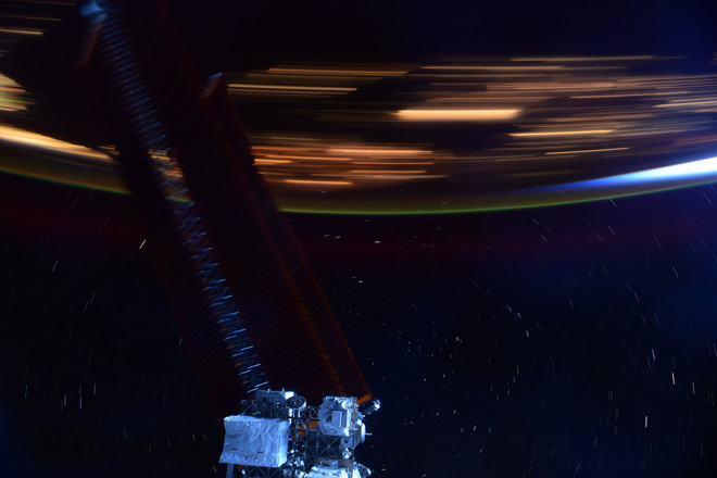 Hình ảnh này sẽ giúp bạn hình dung Trạm vũ trụ quốc tế ISS di chuyển với tốc độ 28.000 km/h là nhanh như thế nào - Ảnh 1.