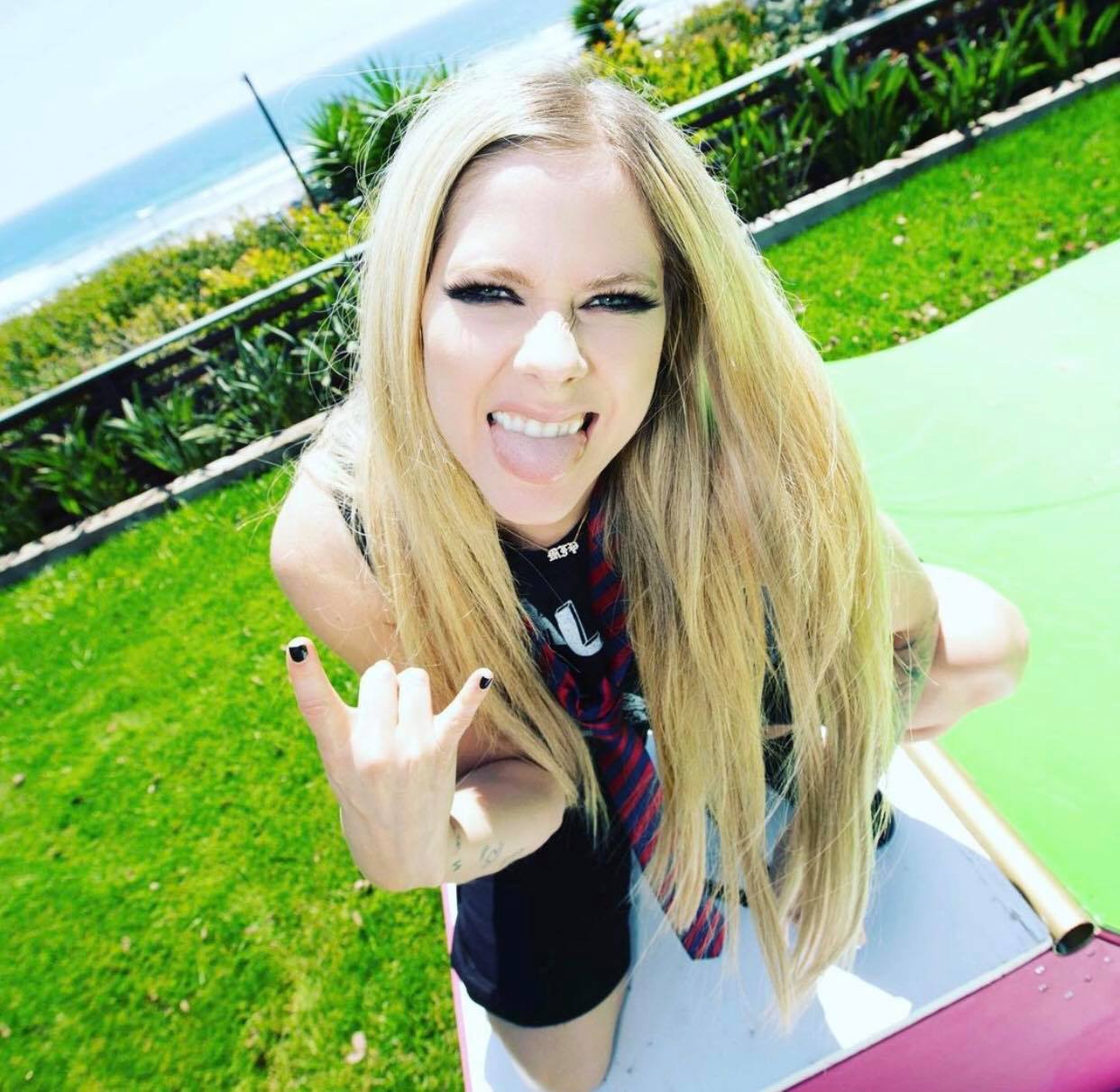 3.4 million people are crazy about Avril Lavigne's clip. After 20 years of beauty, do you want to set a world age hacking record or what? - Photo 7.