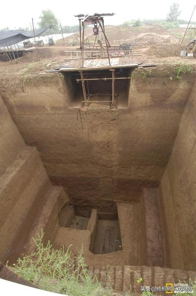 Khu mộ gia tộc 1000 năm tuổi suýt chôn sống cả đoàn khảo cổ, chuyên gia hoảng hốt: Mộ chồng lên mộ! - Ảnh 1.