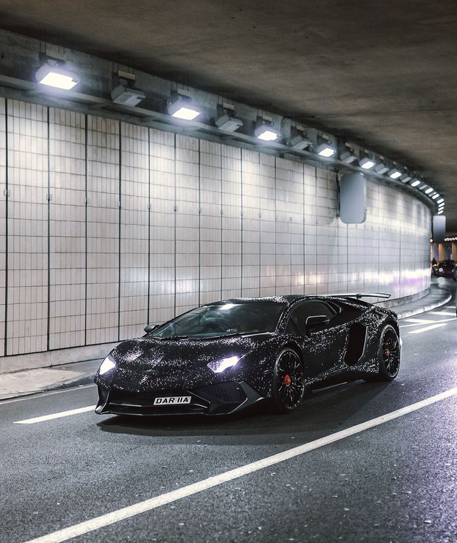 Lamborghini Aventador đính 2 triệu viên pha lê của nữ người mẫu 28 tuổi tái  xuất trên đường phố