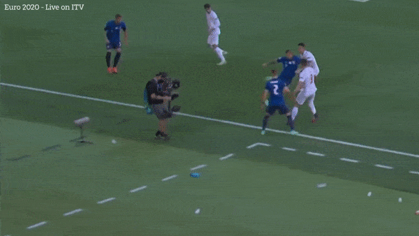 Cameraman EURO 2020 gây bão mạng với pha đánh đầu thần sầu - Ảnh 1.