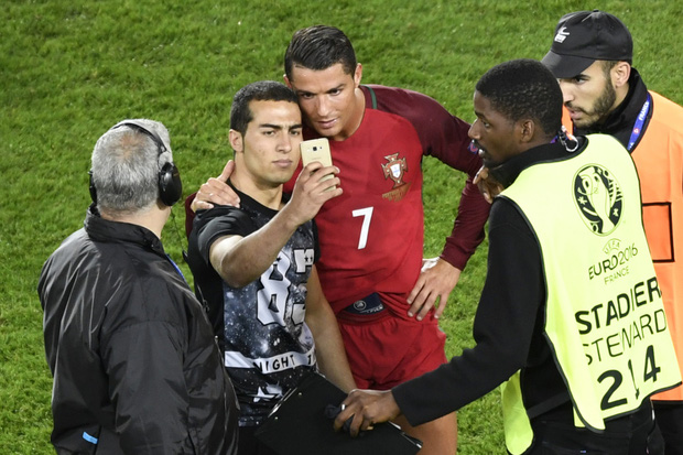 Đánh liều chạy vào sân, fan cuồng được Ronaldo nựng má cưng xỉu: Biểu cảm của chàng trai chứng minh CR7 vĩ đại thế nào - Ảnh 8.