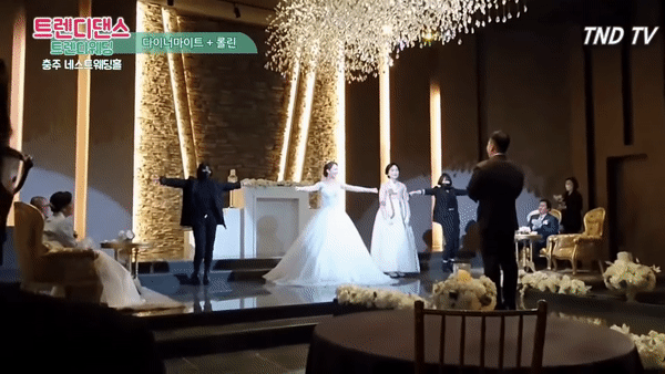 Đ&aacute;m cưới hot rần rần Kpop: Mẹ c&ocirc; d&acirc;u x&ocirc;ng l&ecirc;n s&acirc;n khấu quẩy nhiệt hit quốc d&acirc;n cực đ&aacute;ng y&ecirc;u, ghi điểm tuyệt đối! - Ảnh 2.