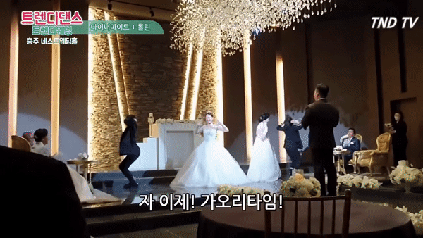 Đ&aacute;m cưới hot rần rần Kpop: Mẹ c&ocirc; d&acirc;u x&ocirc;ng l&ecirc;n s&acirc;n khấu quẩy nhiệt hit quốc d&acirc;n cực đ&aacute;ng y&ecirc;u, ghi điểm tuyệt đối! - Ảnh 3.