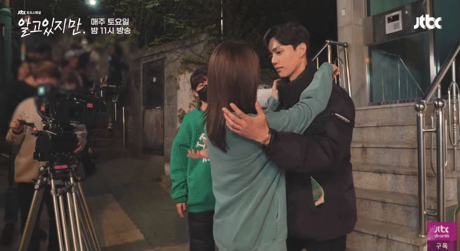 Song Kang hôn Han So Hee dễ như ăn kẹo ở hậu trường, lên phim là bad boy mà ở ngoài ga lăng phát hờn - Ảnh 2.