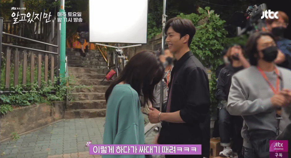 Song Kang hôn Han So Hee dễ như ăn kẹo ở hậu trường, lên phim là bad boy mà ở ngoài ga lăng phát hờn - Ảnh 4.