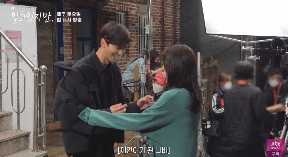 Song Kang hôn Han So Hee dễ như ăn kẹo ở hậu trường, lên phim là bad boy mà ở ngoài ga lăng phát hờn - Ảnh 5.