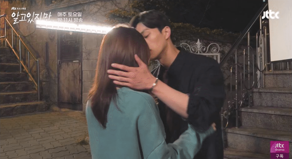 Song Kang hôn Han So Hee dễ như ăn kẹo ở hậu trường, lên phim là bad boy mà ở ngoài ga lăng phát hờn - Ảnh 7.