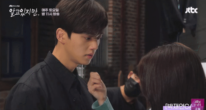 Song Kang hôn Han So Hee dễ như ăn kẹo ở hậu trường, lên phim là bad boy mà ở ngoài ga lăng phát hờn - Ảnh 8.