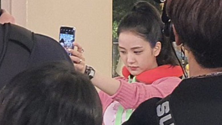 Tóm gọn hình ảnh BLACKPINK đang quay gì đó ở công viên, màu tóc Lisa cất công che giấu bao lâu đã lộ hết rồi! - Ảnh 3. Tóm gọn hình ảnh BLACKPINK đang quay gì đó ở công viên, màu tóc Lisa cất công che giấu bao lâu đã lộ hết rồi! - Ảnh 3.