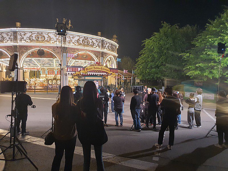 Tóm gọn hình ảnh BLACKPINK đang quay gì đó ở công viên, màu tóc Lisa cất công che giấu bao lâu đã lộ hết rồi! - Ảnh 2. Tóm gọn hình ảnh BLACKPINK đang quay gì đó ở công viên, màu tóc Lisa cất công che giấu bao lâu đã lộ hết rồi! - Ảnh 2.