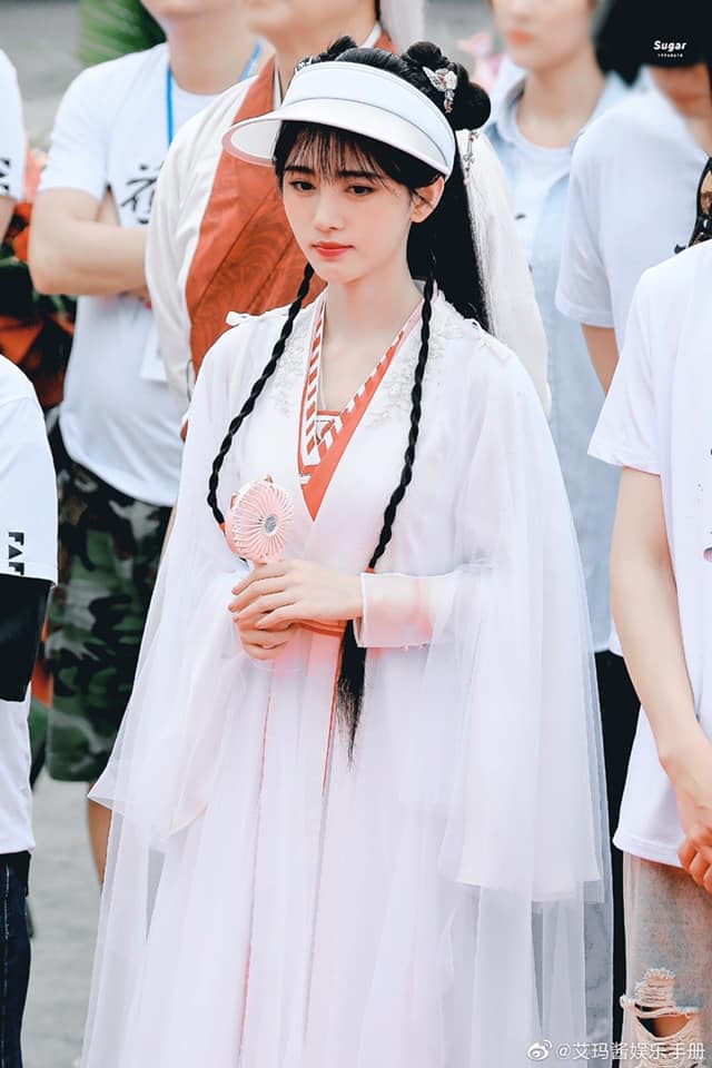 C&uacute;c Tịnh Y bị nam ch&iacute;nh mlem chiếm hết spotlight ở lễ khai m&aacute;y, khoe visual kh&aacute;c lạ m&agrave; vẫn bị ch&ecirc; nhạt như nước ốc? - Ảnh 13.