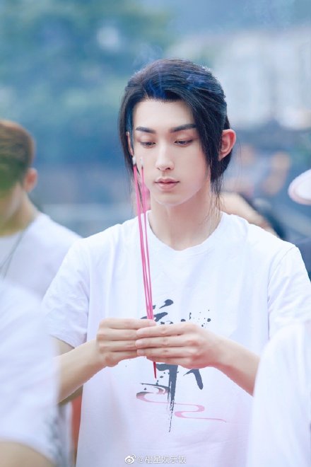 C&uacute;c Tịnh Y bị nam ch&iacute;nh mlem chiếm hết spotlight ở lễ khai m&aacute;y, khoe visual kh&aacute;c lạ m&agrave; vẫn bị ch&ecirc; nhạt như nước ốc? - Ảnh 8.