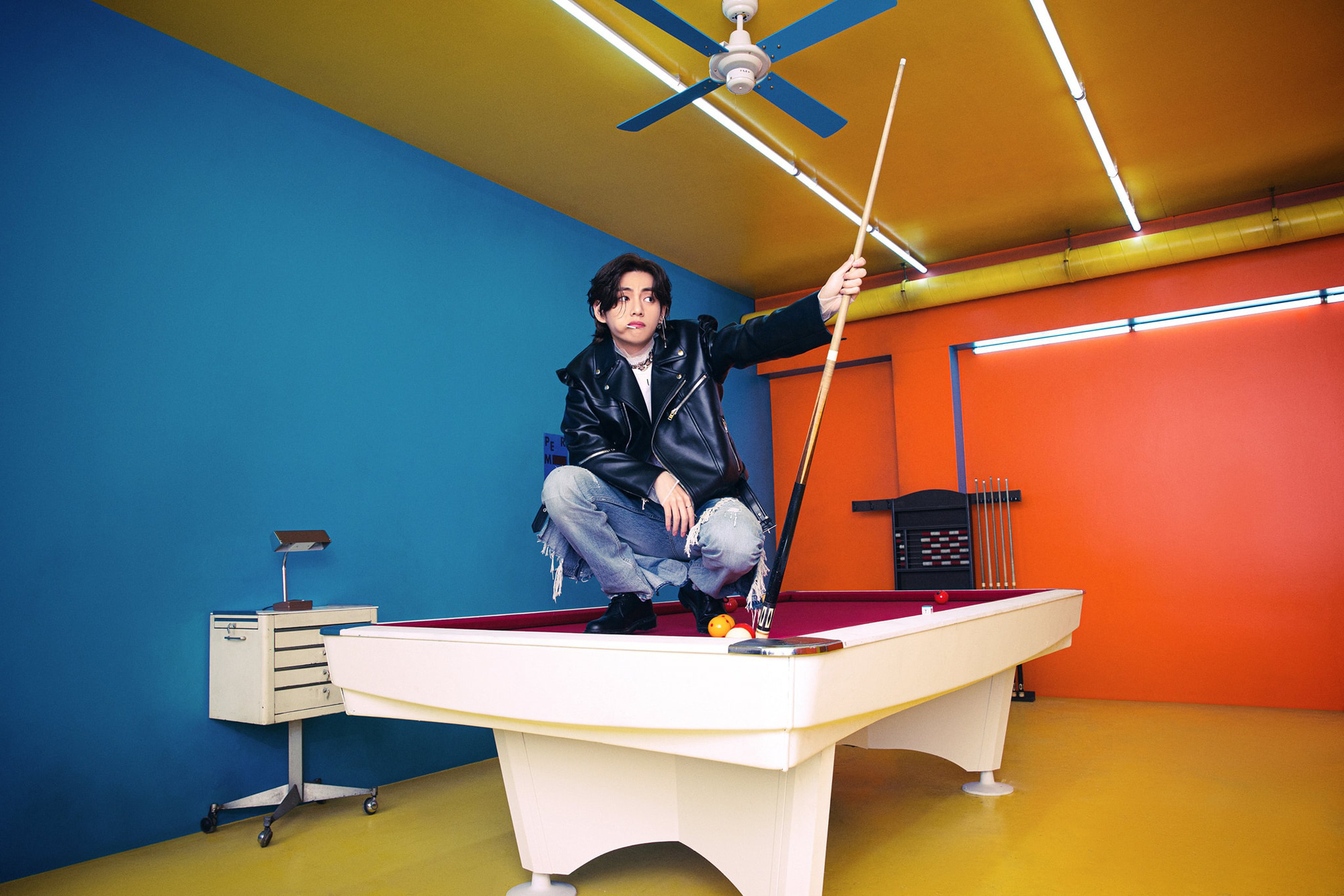 Bộ ảnh đầu ti&ecirc;n của BTS cho m&agrave;n comeback mới: Style bốt l&ocirc;ng kh&ocirc;ng hiểu nổi, 1 th&agrave;nh vi&ecirc;n visual lột x&aacute;c g&acirc;y sốc - Ảnh 12.