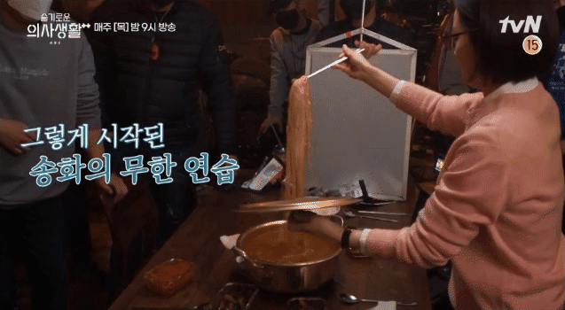 Jo Jung Suk phải tắm nước mì ở hậu trường Hospital Playlist 2, giật đùng đùng vì bị Jeon Mi Do hành tới bến! - Ảnh 3.