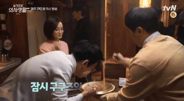 Jo Jung Suk phải tắm nước mì ở hậu trường Hospital Playlist 2, giật đùng đùng vì bị Jeon Mi Do hành tới bến! - Ảnh 2.