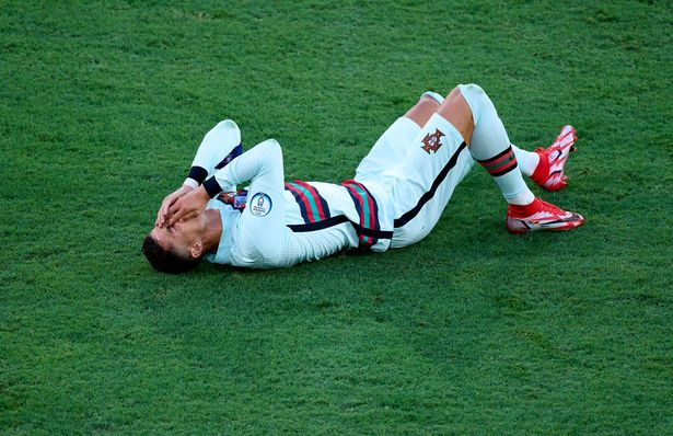 Ronaldo bị chế giễu thậm tệ vì pha ăn vạ hi hữu trong trận thua của Bồ Đào Nha - Ảnh 1.