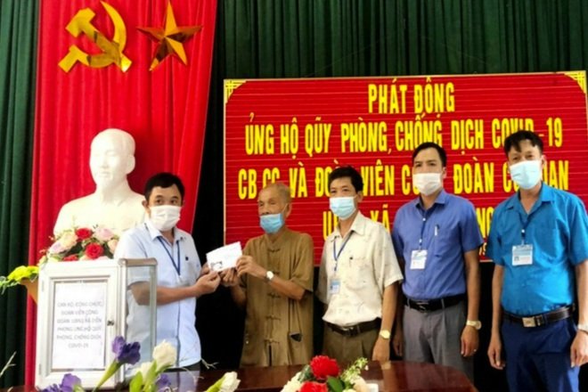 Cụ bà 100 tuổi chống gậy đi ủng hộ quỹ phòng chống dịch Covid-19  - Ảnh 3.