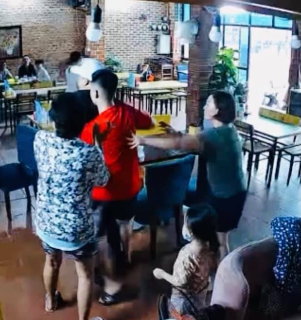 Cô Xuyến Hoàng Yến hé lộ chân dung người xả thân cứu mạng: Đã yêu 30 năm, sẽ kết hôn nếu được cho phép! - Ảnh 4. Cô Xuyến Hoàng Yến hé lộ chân dung người xả thân cứu mạng: Đã yêu 30 năm, sẽ kết hôn nếu được cho phép! - Ảnh 4.