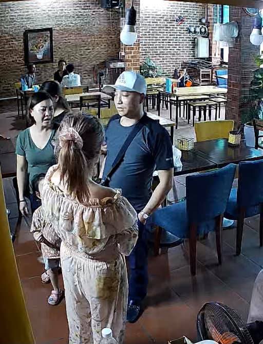 Cô Xuyến Hoàng Yến hé lộ chân dung người xả thân cứu mạng: Đã yêu 30 năm, sẽ kết hôn nếu được cho phép! - Ảnh 5. Cô Xuyến Hoàng Yến hé lộ chân dung người xả thân cứu mạng: Đã yêu 30 năm, sẽ kết hôn nếu được cho phép! - Ảnh 5.