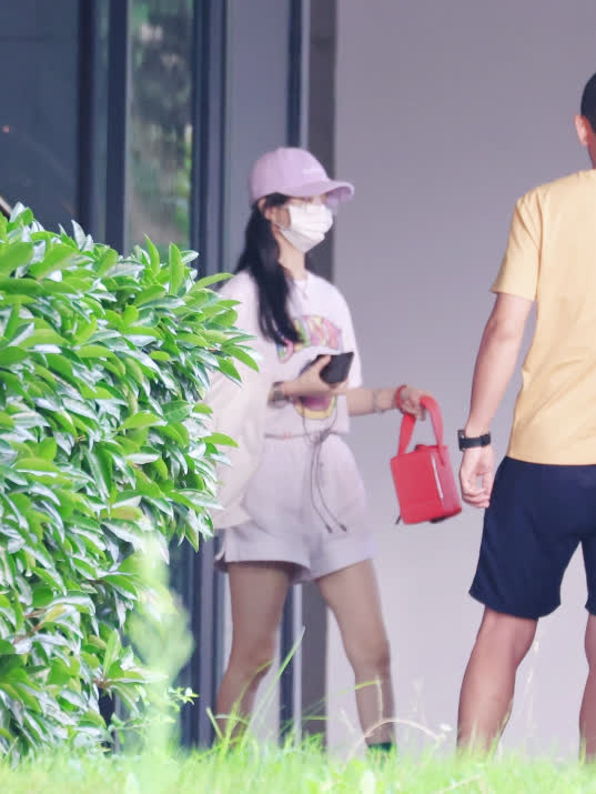 Triệu Lệ Dĩnh bất ngờ trở về nh&agrave; Ph&ugrave;ng Thiệu Phong giữa tin đồn t&aacute;i hợp nhưng diện mạo hack tuổi mới l&agrave; điều g&acirc;y ch&uacute; &yacute; - Ảnh 3.