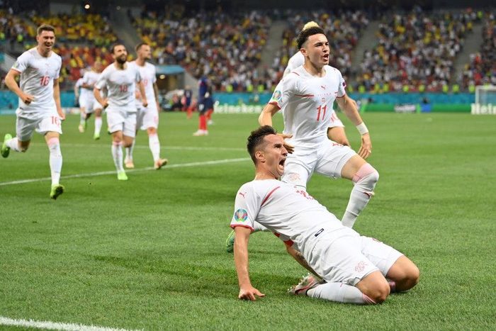 Tóm tắt nhanh trận cầu kinh điển Pháp 3-3 Thụy Sĩ (luân lưu 4-5) cho những ai bỏ lỡ - Ảnh 10. Tóm tắt nhanh trận cầu kinh điển Pháp 3-3 Thụy Sĩ (luân lưu 4-5) cho những ai bỏ lỡ - Ảnh 10.