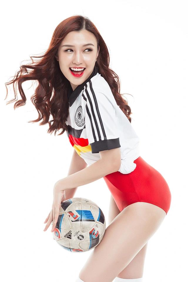 Nữ streamer Chi Chi bất ngờ khoe ảnh sexy cổ vũ đội tuyển Đức - Ảnh 10.
