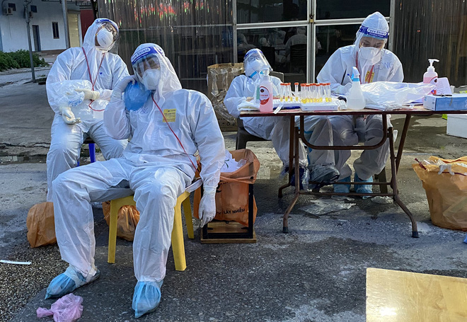 Ph&ograve;ng kiệt sức, ngất xỉu do say nắng, say n&oacute;ng cho nh&acirc;n vi&ecirc;n y tế chống dịch: Chuy&ecirc;n gia hiến kế 5 giải ph&aacute;p khi mặc bảo hộ - Ảnh 1.