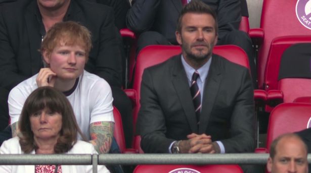 Buồn của Ed Sheeran: Đã bị dìm nhan sắc khi ngồi cạnh David Beckham còn bị cà khịa flop quá nên mới rảnh đi xem đá bóng - Ảnh 1.