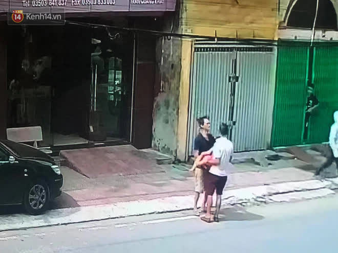 Nhân chứng kể lại giây phút bé gái ở Nam Định rơi từ tầng 2 được cứu sống: Lúc tôi bế, người cháu bé sợ toát mồ hôi - Ảnh 5.
