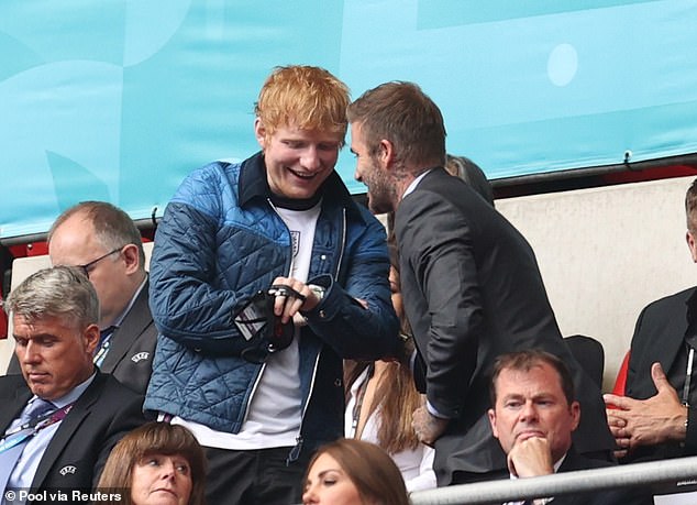 Spotlight trận Anh - Đức đổ dồn vào 5 giây Ed Sheeran e thẹn bên David Beckham rồi quay sang hú hí với cậu con Romeo - Ảnh 6.