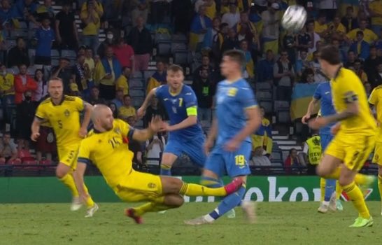 Rùng rợn: Cẳng chân của cầu thủ Ukraine bị đối thủ Thụy Điển đạp thành hình gấp khúc - Ảnh 1.