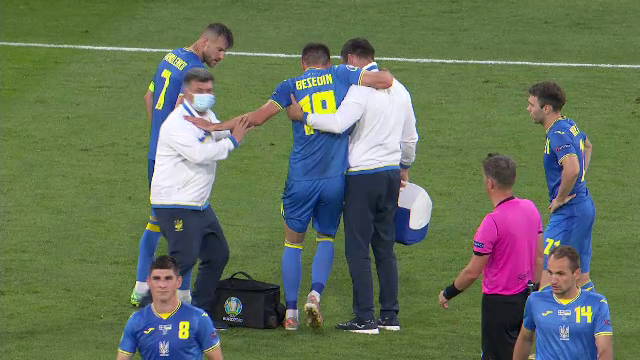 Rùng rợn: Cẳng chân của cầu thủ Ukraine bị đối thủ Thụy Điển đạp thành hình gấp khúc - Ảnh 6.