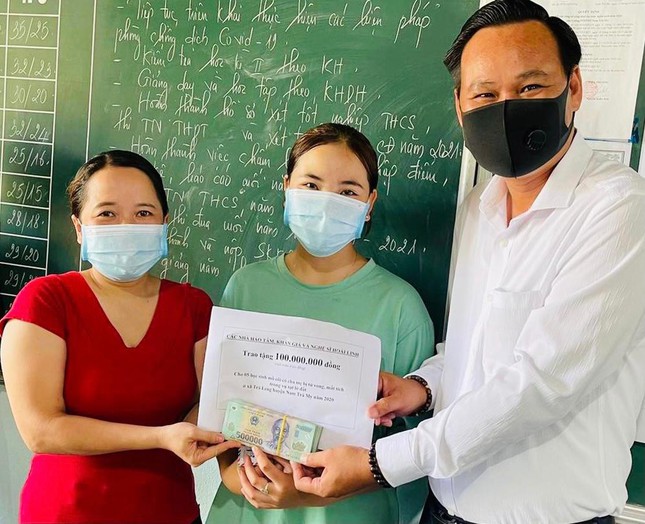 Tại sao đoàn từ thiện của nghệ sĩ Hoài Linh không bị cách ly khi đi trao quà? - Ảnh 1.