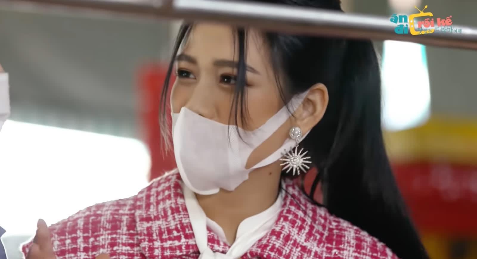 HH Đỗ Thị Hà diện nguyên cây tweed ra chợ mua thịt, nội tâm rối bời khiến cô quên luôn phải mặc gì cho �hợp lý? - Ảnh 2.