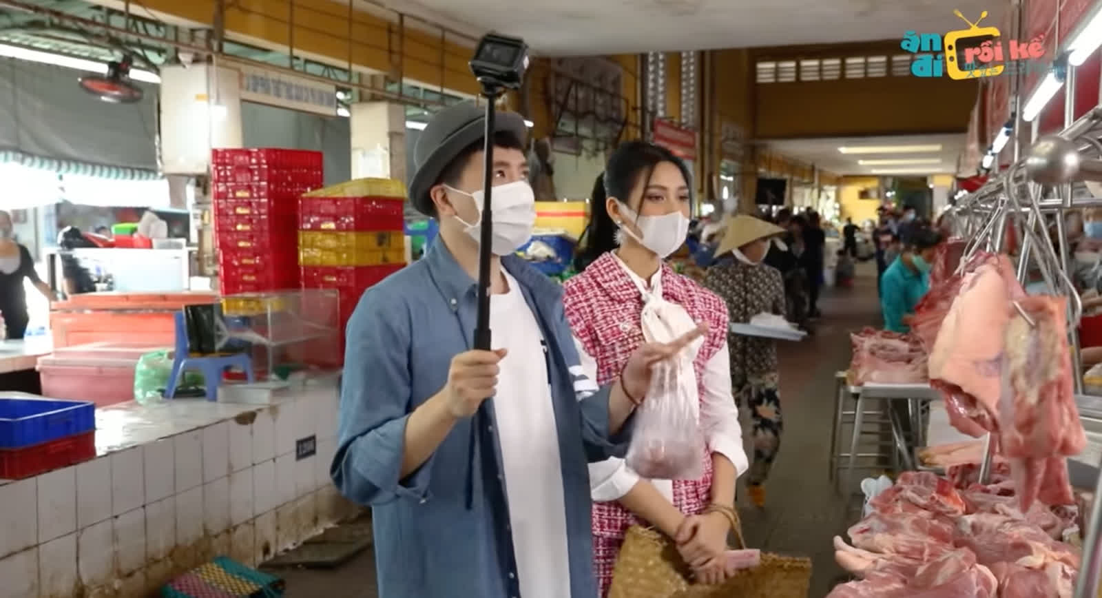 HH Đỗ Thị Hà diện nguyên cây tweed ra chợ mua thịt, nội tâm rối bời khiến cô quên luôn phải mặc gì cho �hợp lý? - Ảnh 4.