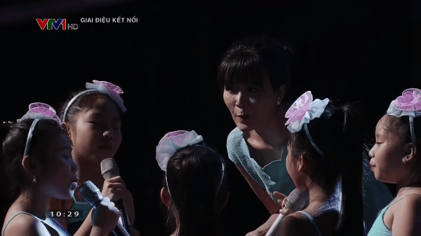 Sân khấu hiếm hoi Hoa hậu Nguyễn Thu Thủy biểu diễn cùng dàn đồng ca nhí, xúc động khi nhắc về quê hương Hà Nội - Ảnh 3.