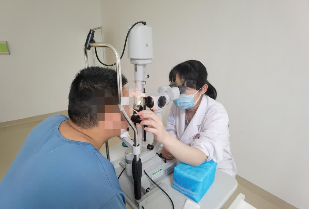 Củ sạc điện thoại phát nổ, người đàn ông bị mảnh vỡ xuyên qua mí mắt, bỏng giác mạc: 6 mẹo để sử dụng thứ này an toàn - Ảnh 1.