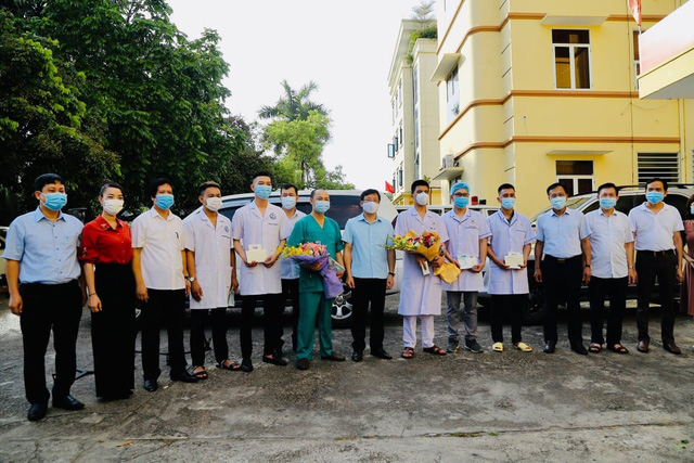 6 chiến binh áo trắng chi viện Bắc Giang: Sắp lên chức bố, tạm gác hạnh phúc riêng, còn mạnh khỏe thì còn cống hiến! - Ảnh 1. 6 chiến binh áo trắng chi viện Bắc Giang: Sắp lên chức bố, tạm gác hạnh phúc riêng, còn mạnh khỏe thì còn cống hiến! - Ảnh 1.