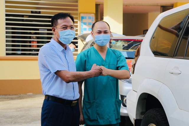 6 chiến binh áo trắng chi viện Bắc Giang: Sắp lên chức bố, tạm gác hạnh phúc riêng, còn mạnh khỏe thì còn cống hiến! - Ảnh 2. 6 chiến binh áo trắng chi viện Bắc Giang: Sắp lên chức bố, tạm gác hạnh phúc riêng, còn mạnh khỏe thì còn cống hiến! - Ảnh 2.