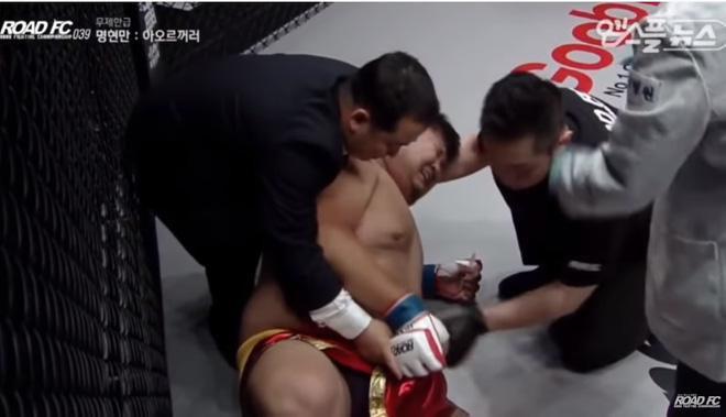 Bị đá trúng chỗ hiểm ở giây thứ 9, võ sĩ 148kg của Trung Quốc “giãy đành đạch” rồi khóc rưng rức - Ảnh 2.