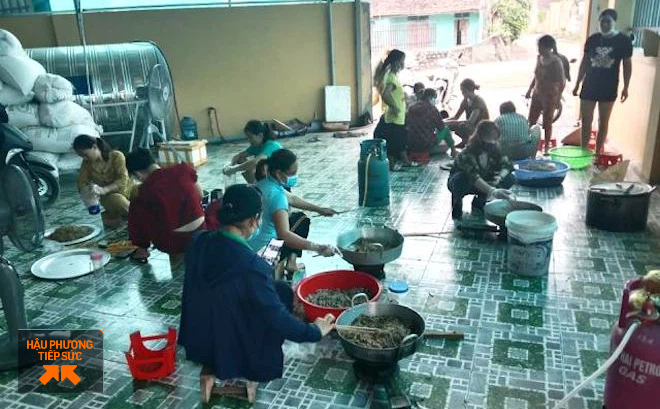 Người dân Nghệ An làm thịt con lợn 260kg chế biến ruốc bông, xúc xích tiếp tế cho điểm nóng Covid-19 Bắc Giang - Ảnh 1.