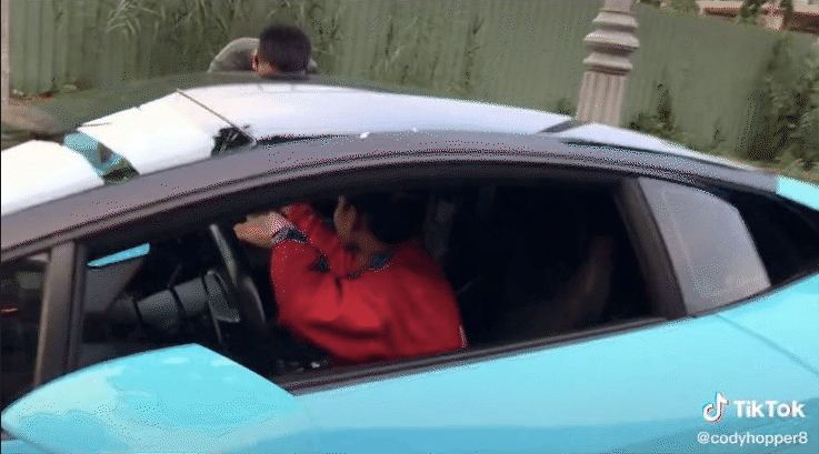 Anh shipper đi giao đồ ăn bằng Lamborghini khiến dân tình sốc nặng, nghe mức giá của con siêu xe còn muốn té xỉu hơn! - Ảnh 2. Anh shipper đi giao đồ ăn bằng Lamborghini khiến dân tình sốc nặng, nghe mức giá của con siêu xe còn muốn té xỉu hơn! - Ảnh 2.
